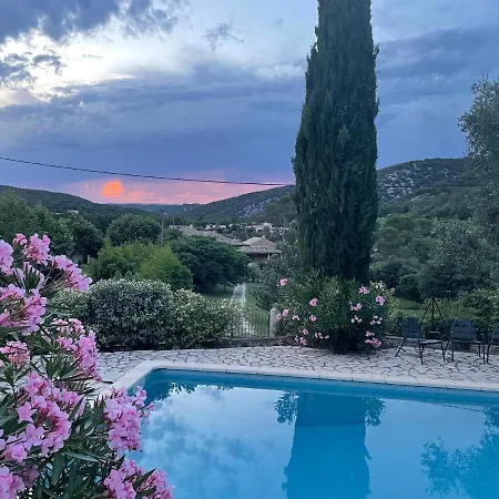 Roses Semesterbostad Saint-André-de-Roquepertuis